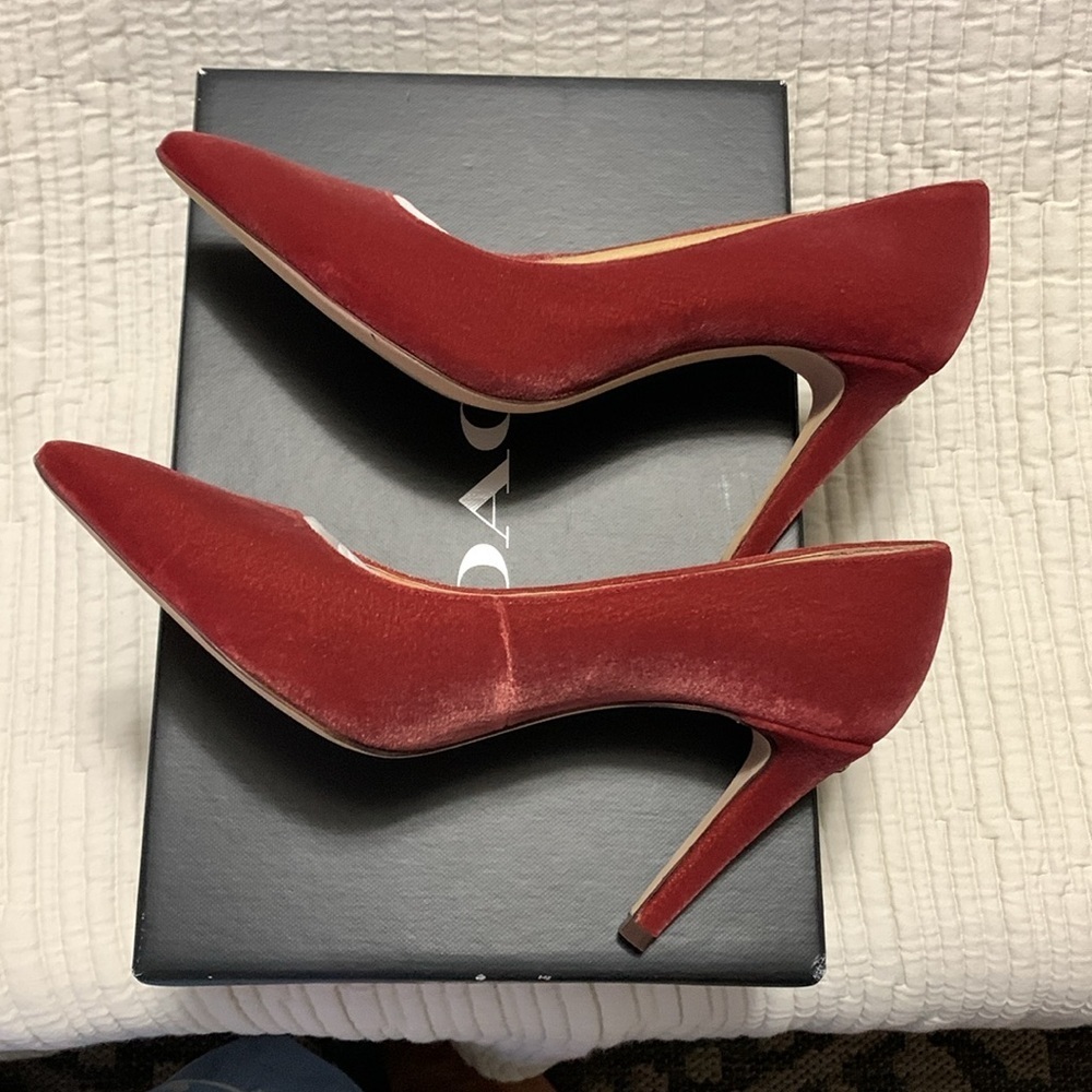 NEW COACH Skyler Vero Cupid
Velvet Cherry Pumps Size 9 Classic Formal Reception - Picture 7 of 15